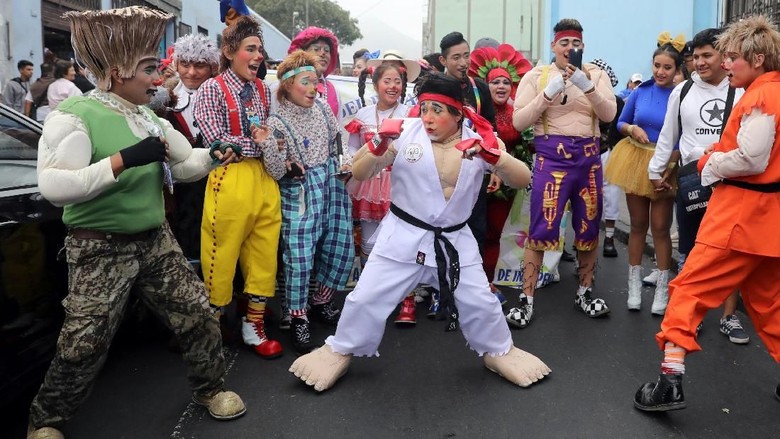 Konvoi Bersama Ratusan Badut Di Peru